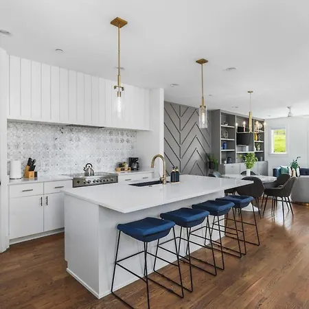 Villa Walk To Belmont, 12 South With Private Patio And Garage
